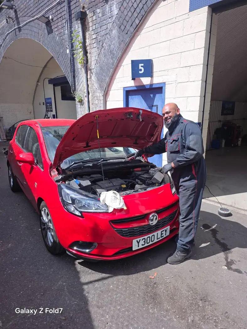iMechanics technician working on vehicle